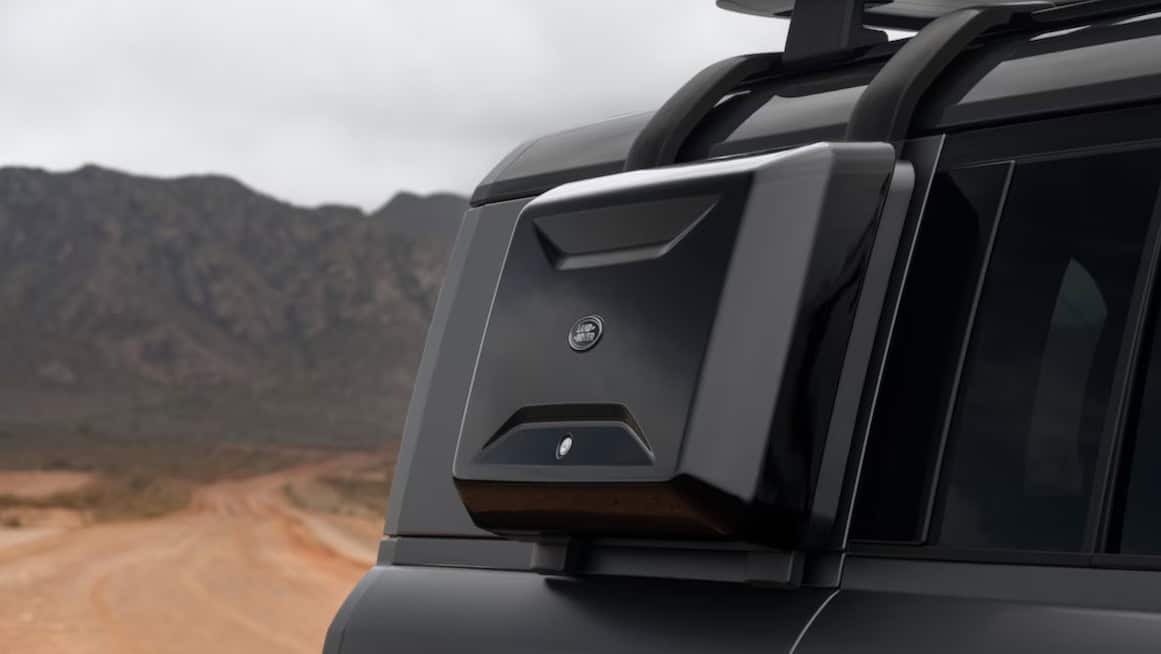 clean off-road vehicle utility box for Land Rover Discovery in desert landscape
